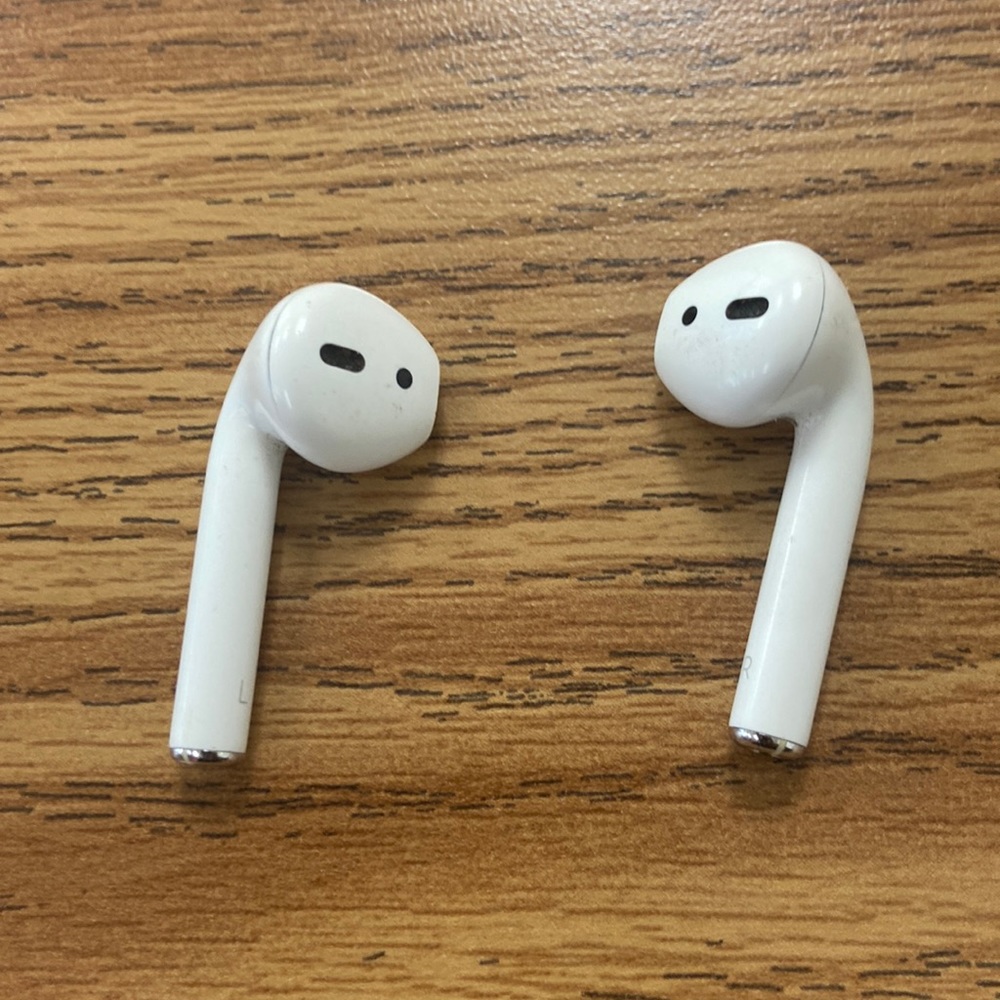 Left and right replacement AirPods 2nd gen in very good condition barely used